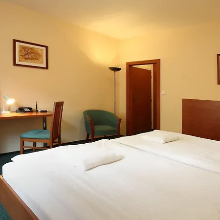 Palace 3*